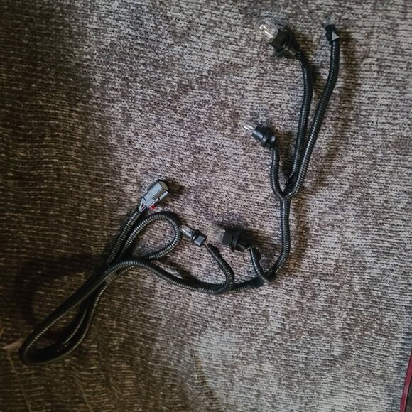 2019/2024 Chevrolet Silverado Passenger taillight non led - Picture 7 of 9